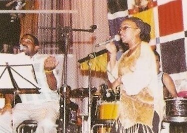 Cantando com Zé Lopes no Prêmio Universidade 2001